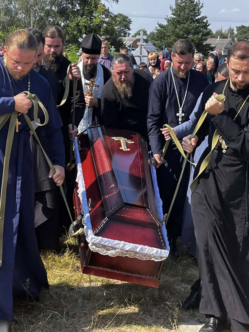 33 роки служив людям і Богу: на Волині попрощалися зі священником