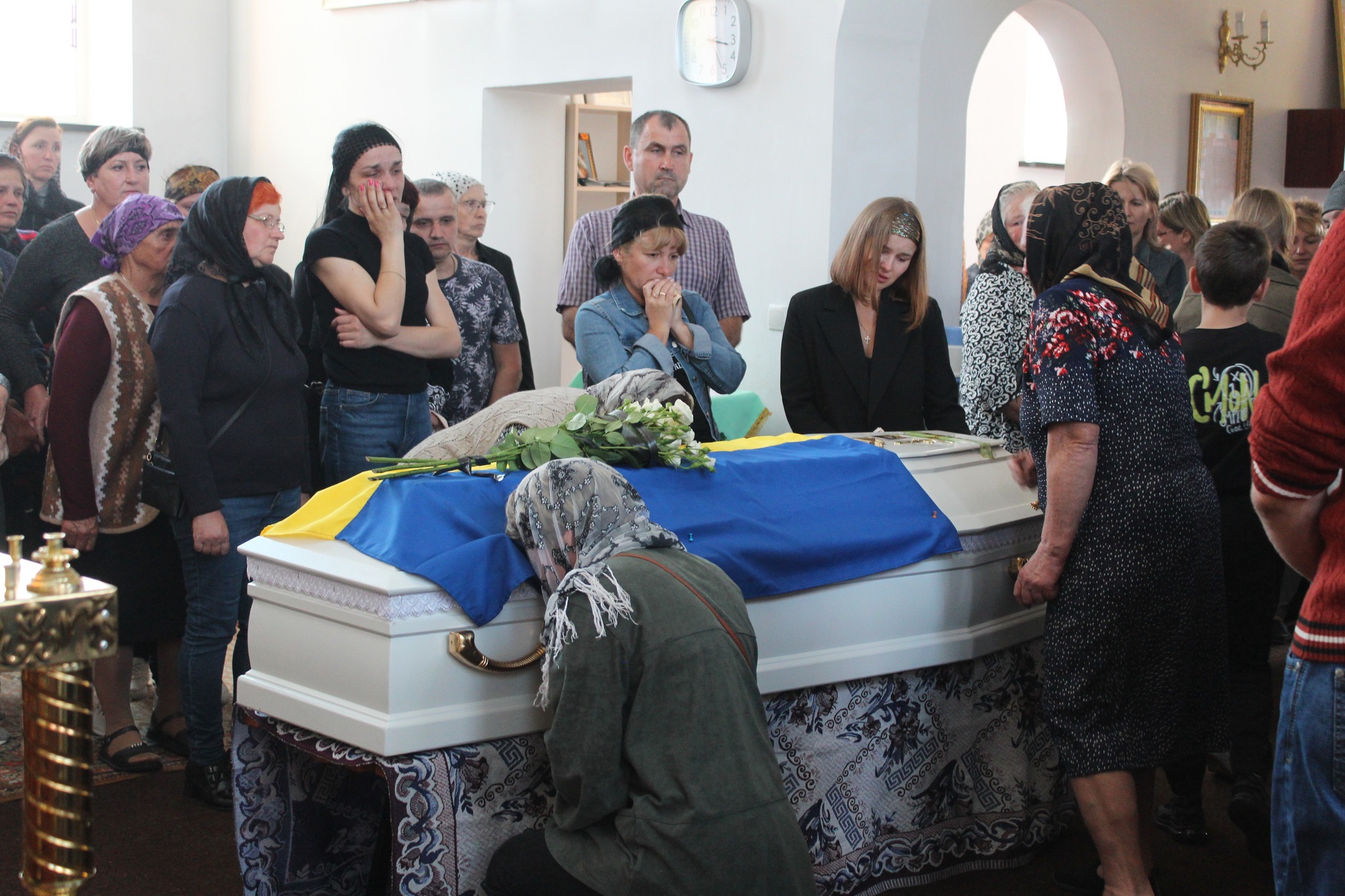 Весільний коровай, тужлива мелодія і море квітів: громада на Волині прощалася з Героєм Романом Карпюком