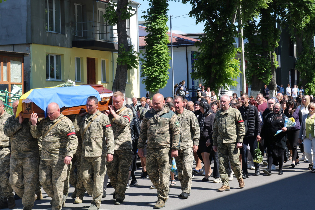 Його подвиг назавжди залишиться в наших серцях: у громаді на Волині провели в останню дорогу воїна Вадима Ковальчука