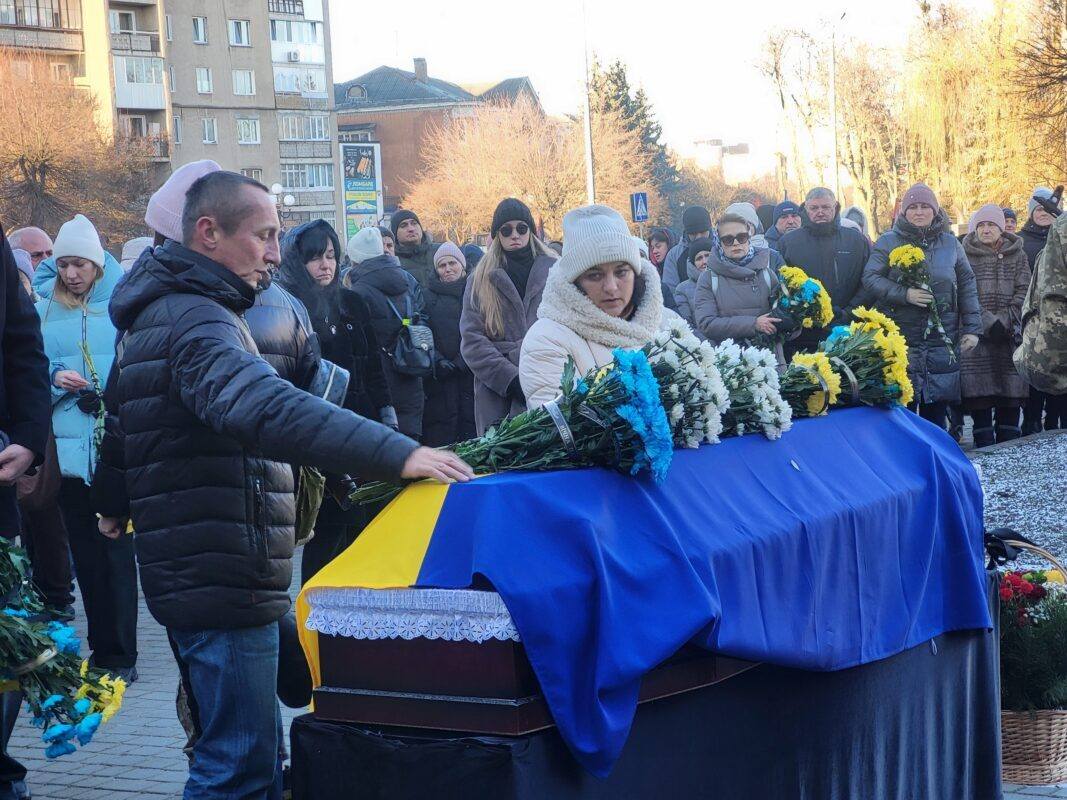 Сумне Різдво: на Волині в останню земну дорогу провели 32-річного воїна Володимира Бичика