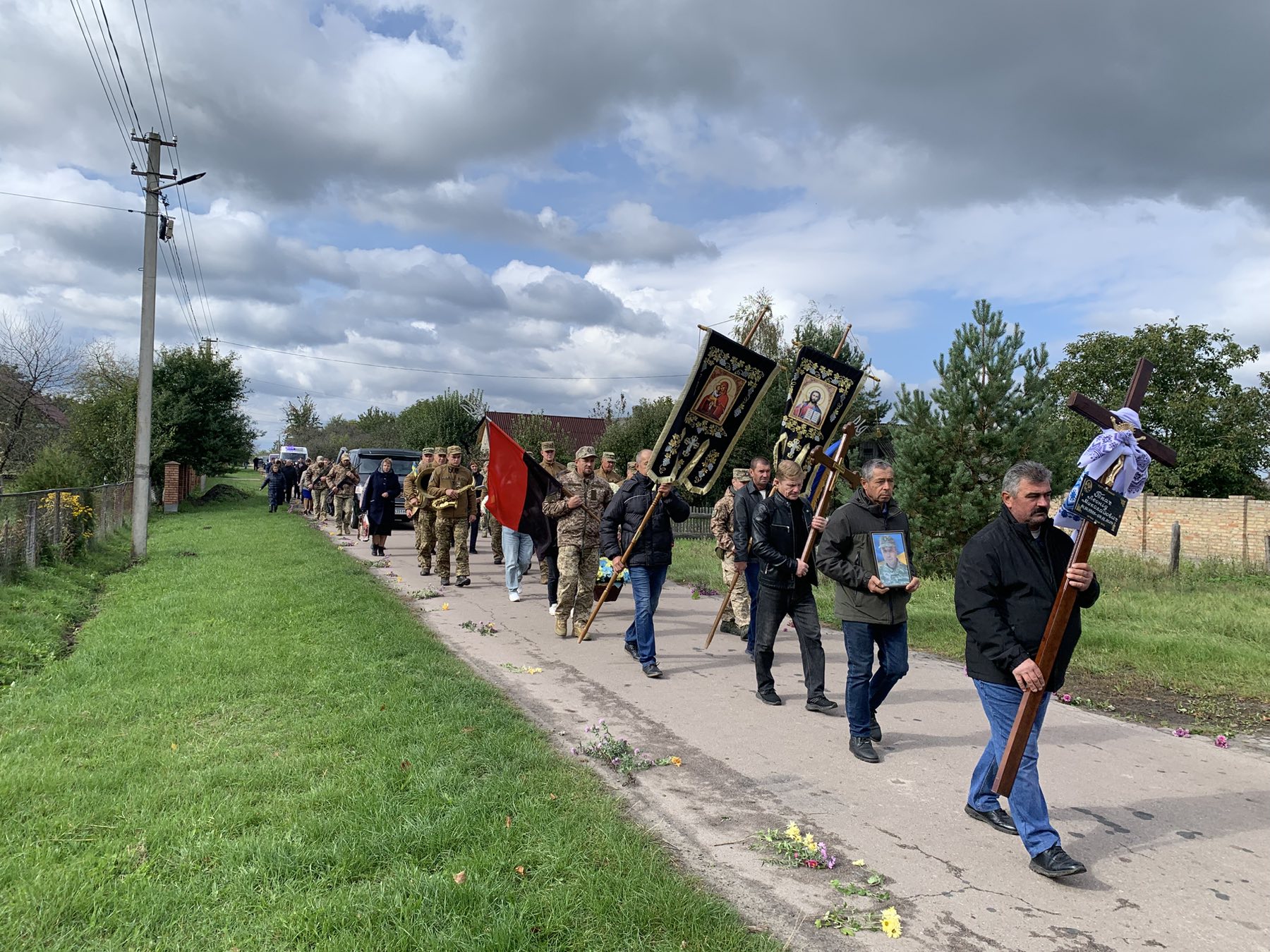 Понад рік вважався зниклим безвісти: на Волині в останню путь провели Героя Леоніда Ткача