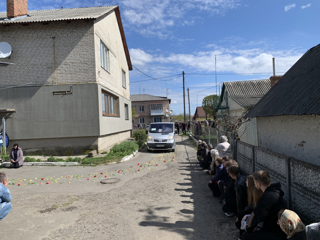 Останній дзвінок для Героя: у місті на Волині попрощалися з Олександром Каленюком