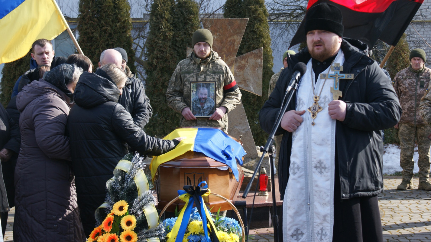 Навколішки і зі сльозами: волиняни попрощалися з Героєм Володимиром Гродським