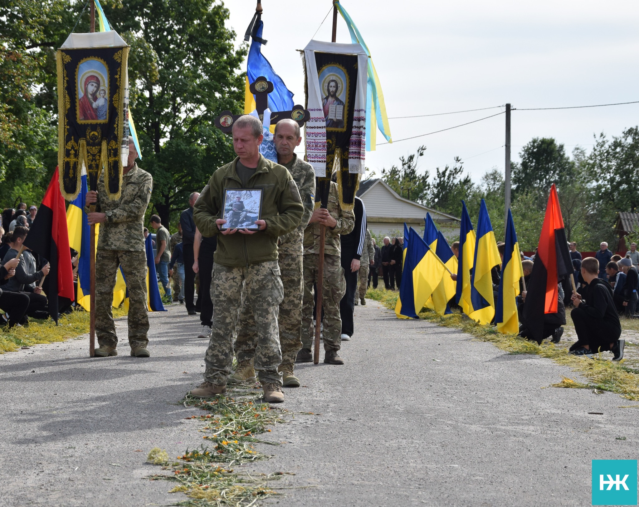 Довгою була дорога додому, бо тривалий час вважався зниклим безвісти: на Волині в останню путь провели воїна Олександра Диня