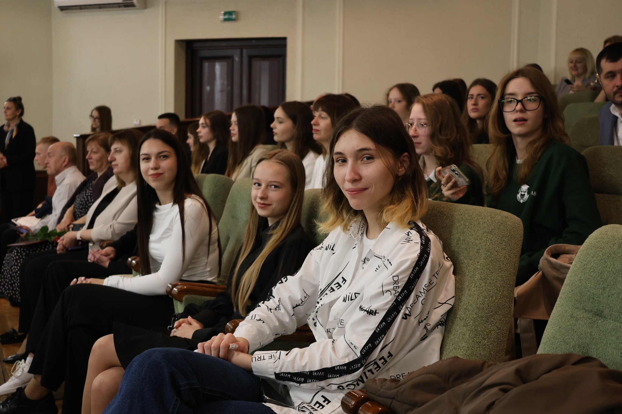 На Волині відзначили юних інтелектуалів: переможці олімпіад і конкурсів отримали нагороди