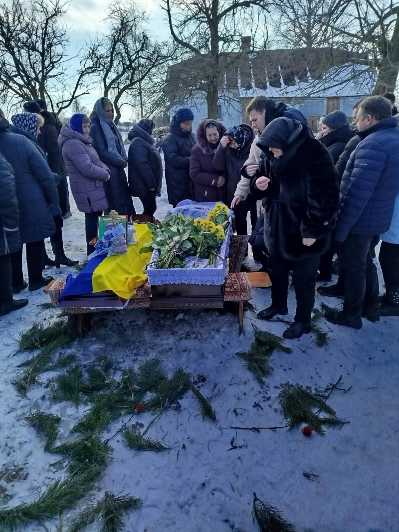 До останнього боровся за життя після важкого поранення: на Волині попрощалися із Героєм, батьком чотирьох синів Олегом Гринюком