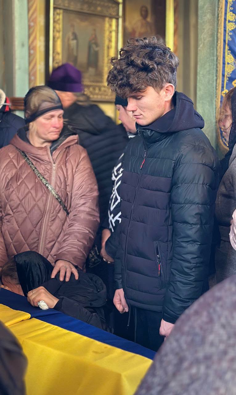 На Волині провели в останню дорогу воїна Романа Лисюка, який помер від важкого поранення