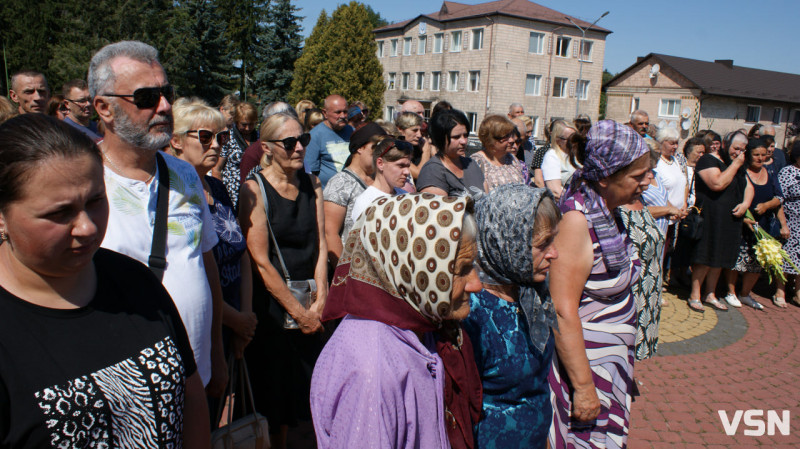 Рідні сподівалися, що в полоні, але дива не сталося: у Рожищі провели в останню путь воїна Миколу Катеринюка