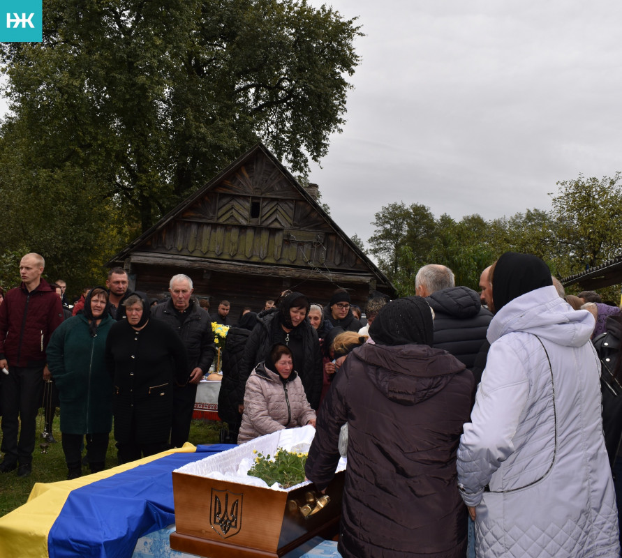 Громада у жалобі: на Волині в останню дорогу провели молодого захисника Станіслава Барана