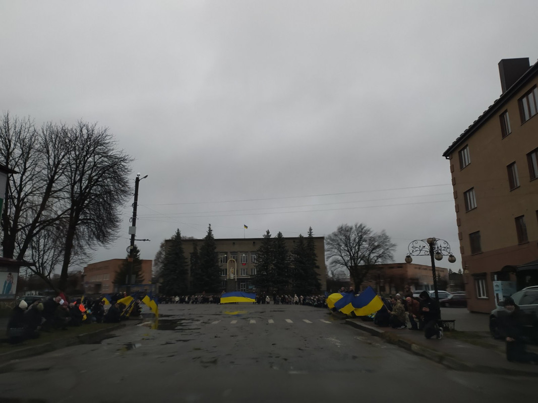 «Плакало навіть небо»: на рідну Волинь назавжди повернувся Герой Василь Солодуха