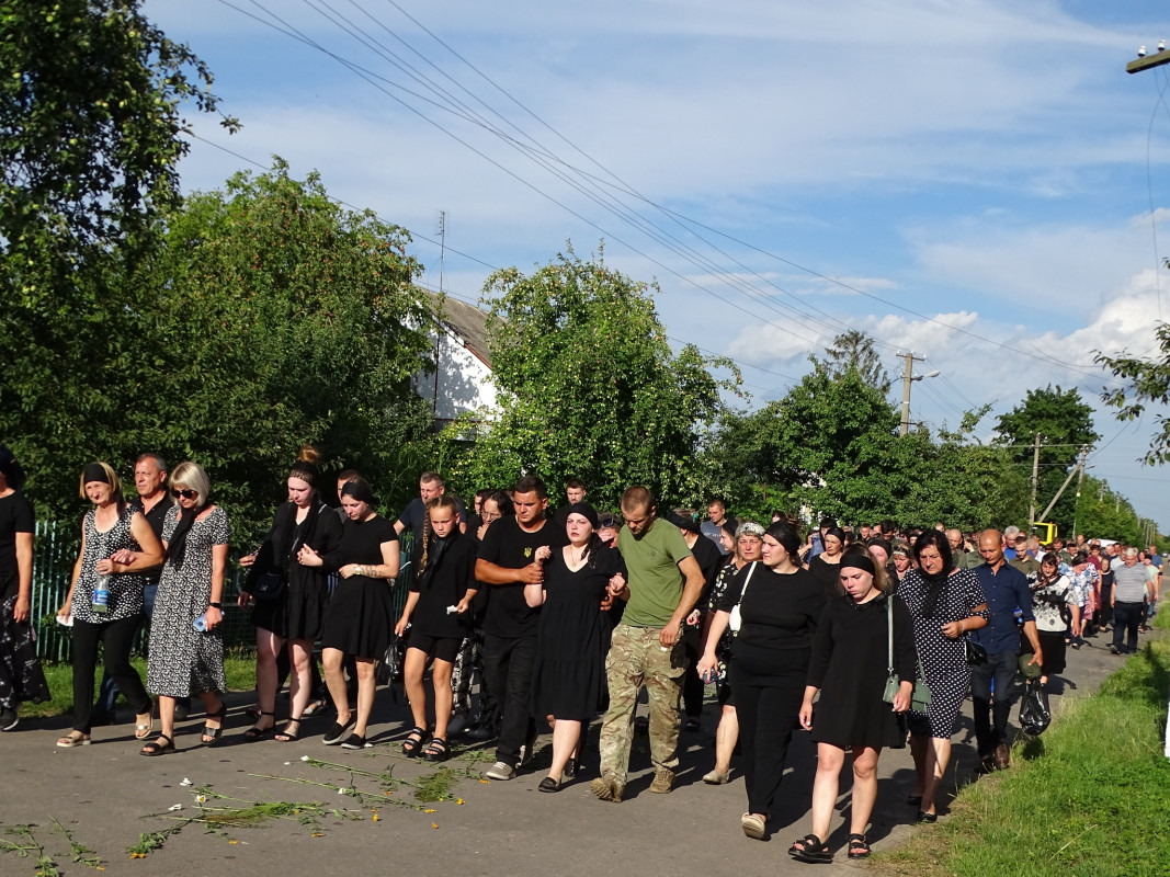 На колінах Героя зустрічало село за селом: на Волині в останню дорогу провели загиблого захисника Павла Дрозда