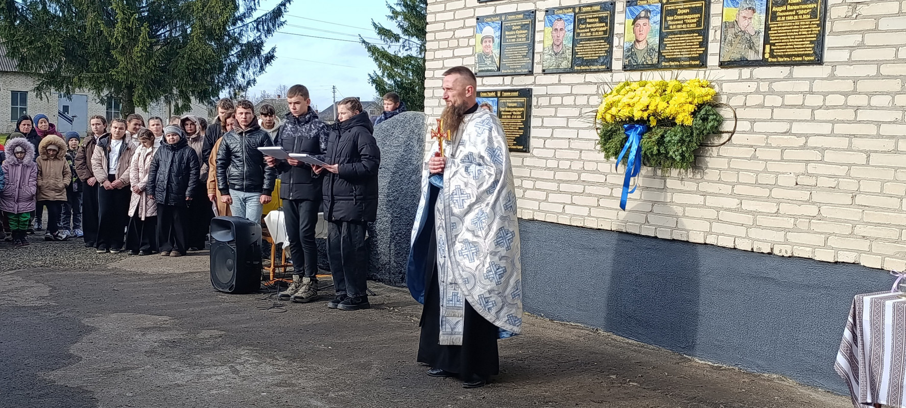 На фасаді сільського ліцею на Волині відкрили аж сім меморіальних дощок загиблим Героям