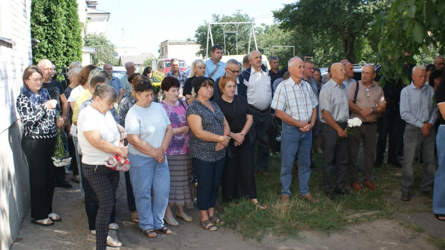 Не встиг натішитися першою онучкою: на Волині провели в останню дорогу воїна Олексія Калюха