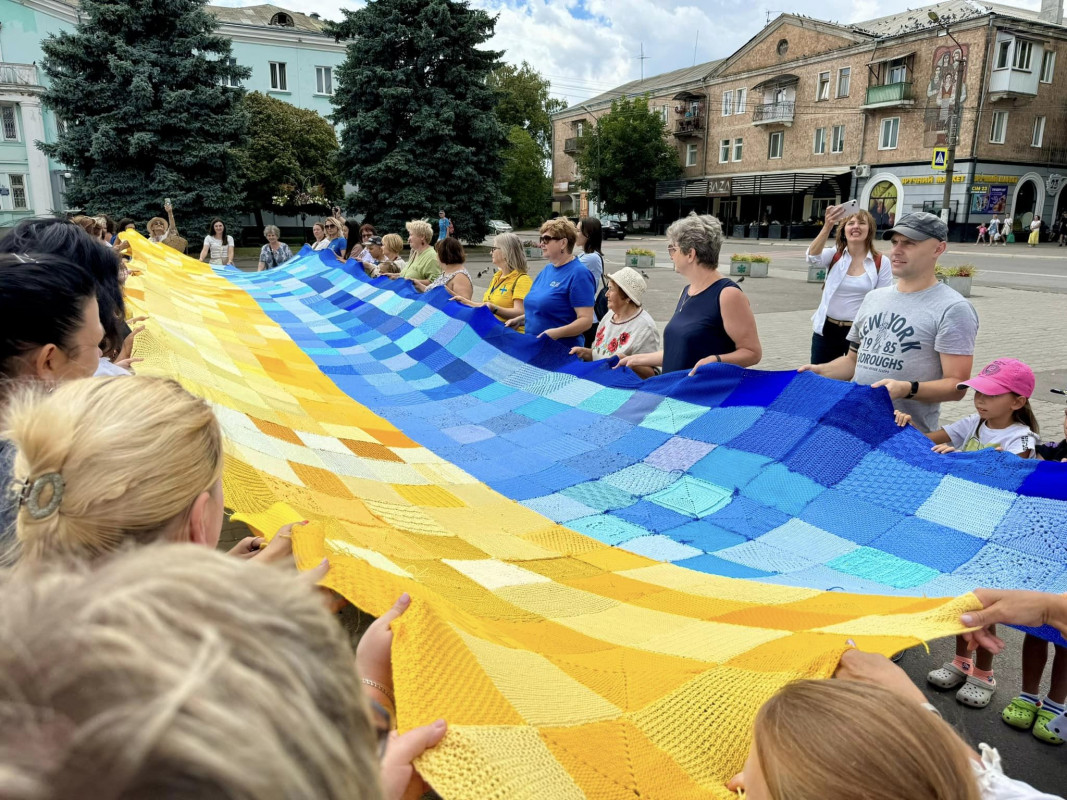 У місті на Волині розгорнули найбільший в'язаний прапор України