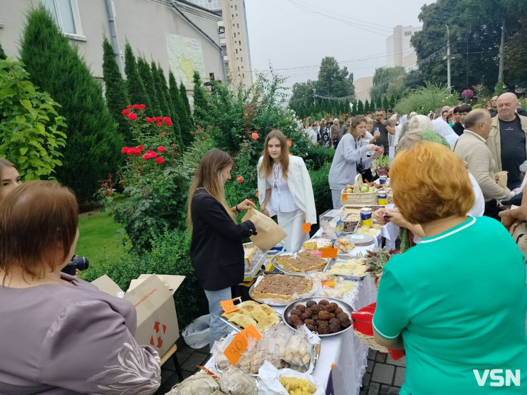 Як у центрі Луцька освячували кошики на Яблучний Спас. ФОТО