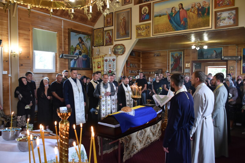 Загинув на Донеччині: у Луцькому районі попрощалися з Героєм Богданом Романчуком