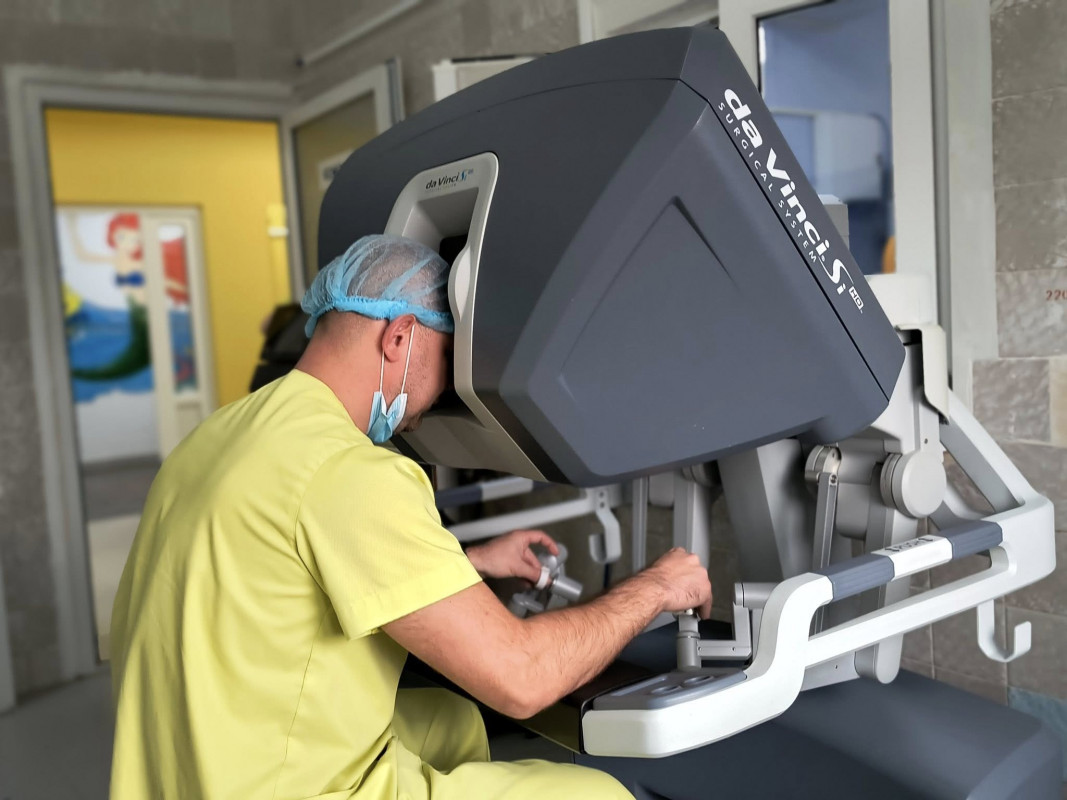 Волинянці видалили пухлину серця за допомогою робота