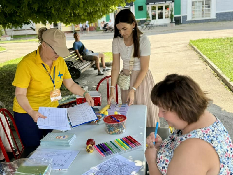 У місті на Волині розгорнули найбільший в'язаний прапор України