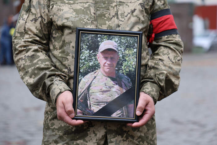 Загинув більше року тому: у Луцьку попрощалися з полеглим на війні Героєм Чижуком Володимиром
