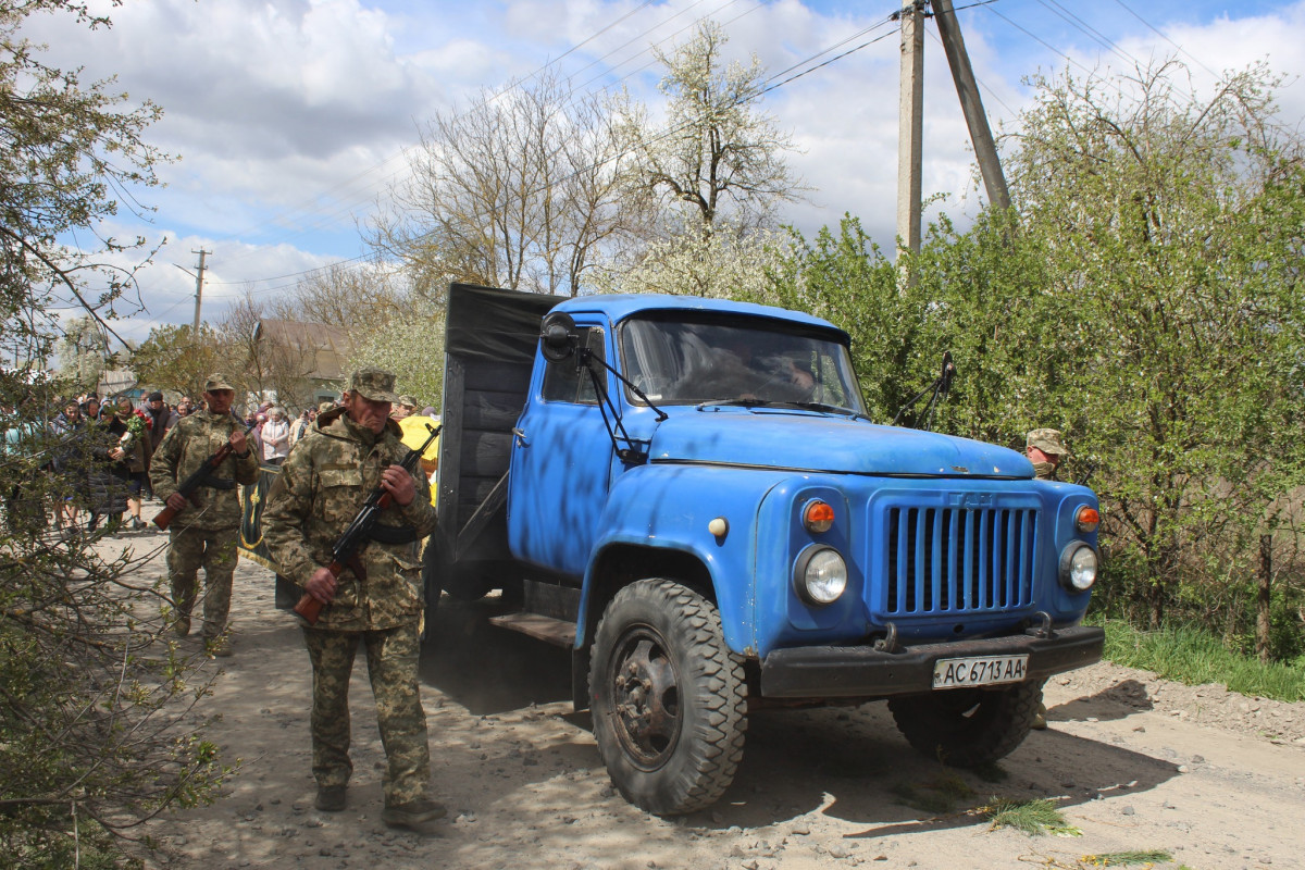Не дочекалася дружина, не обійняла мама: волиняни попрощалися з полеглим Героєм Дмитром Демчуком