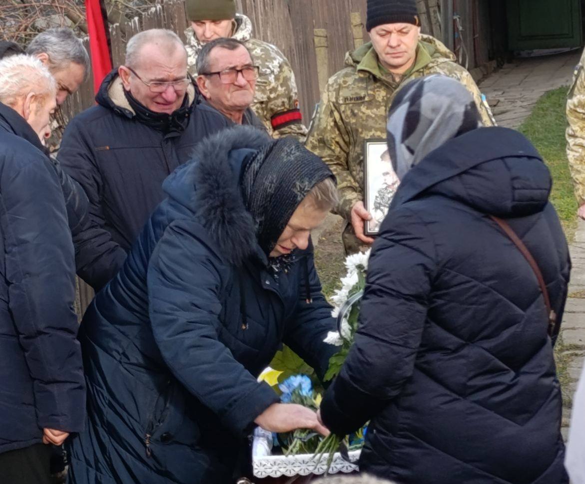 Мріяв про мирне життя, але віддав його за всіх нас: біля Луцька попрощались з Героєм Андрієм Литвинчуком