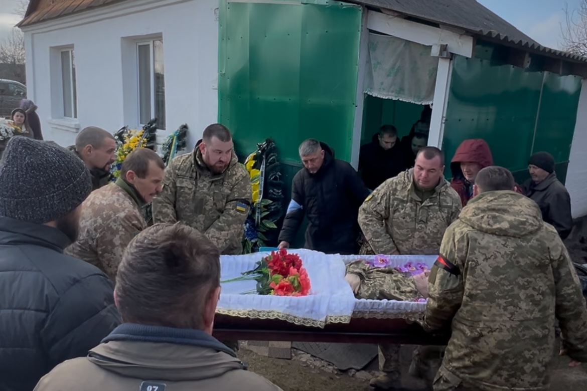 Серце важкопораненого бійця зупинилося після тривалого лікування: на Волині попрощалися з Героєм Русланом Світачем