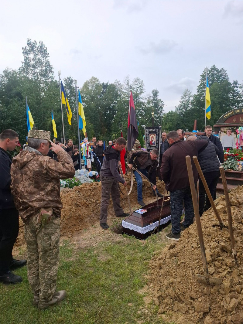 Волиняни попрощалися із захисником Олександром Пінчуком, який понад два роки вважався зниклим безвісти