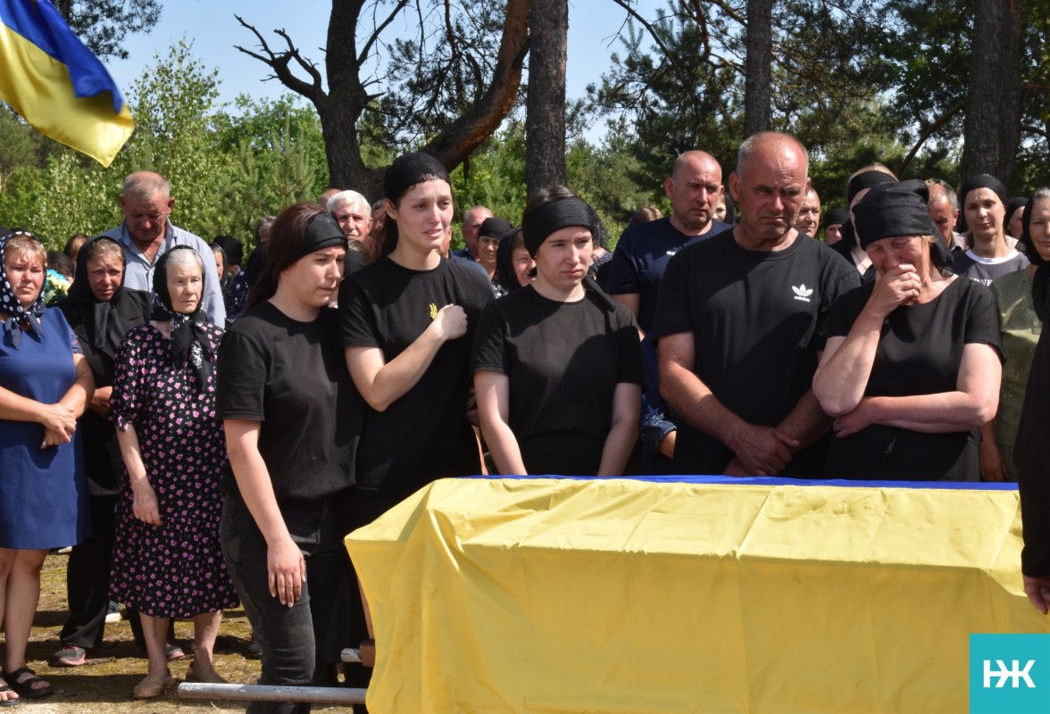 Кохана – у чорному, село – в сльозах: на Волині попрощалися з молодим Героєм Володимиром Черевком
