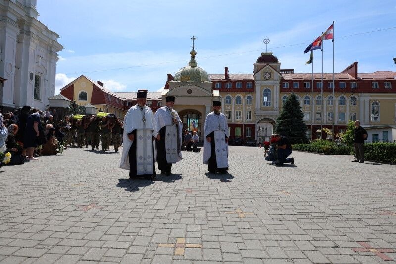 У Луцьку з військовими почестями поховали Героїв Романа Меюса та Олександра Радивоніка