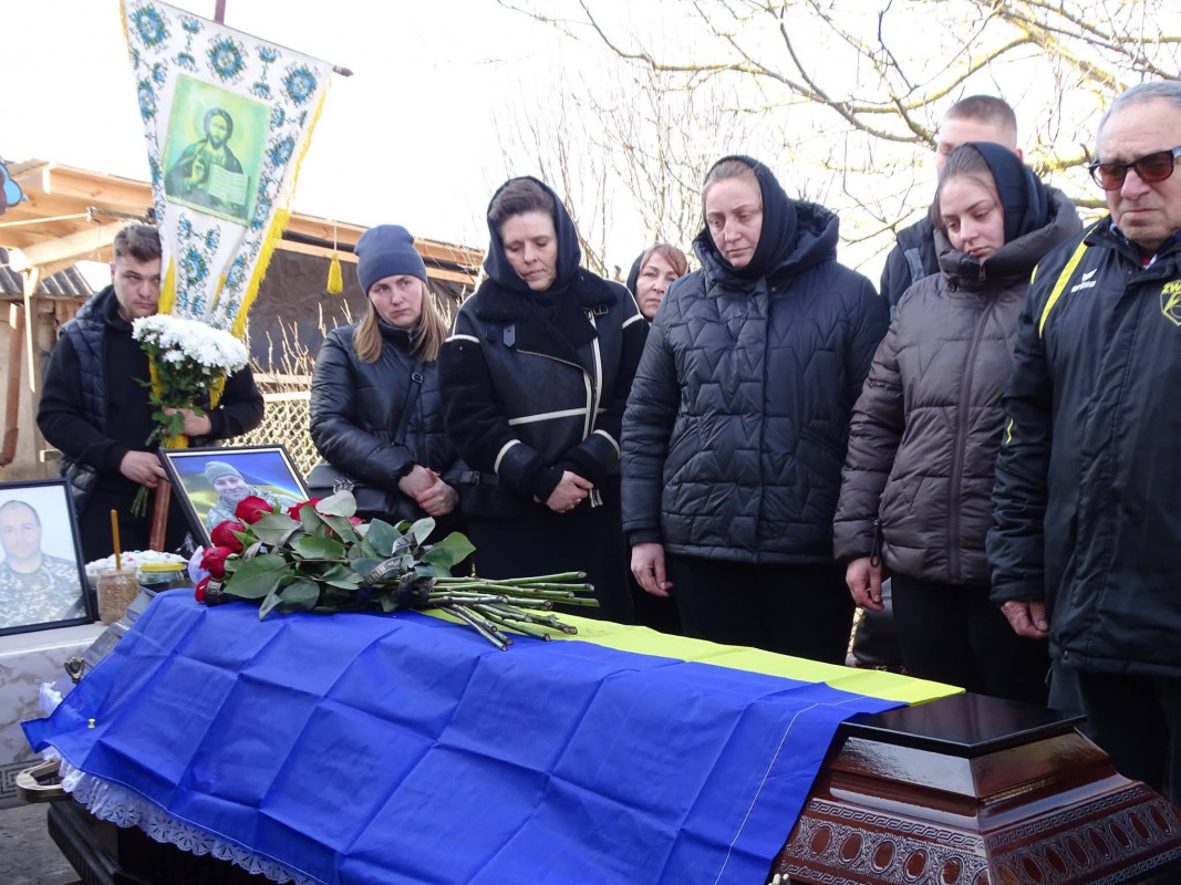 Після довгих місяців невідомості: на Волині провели в останню путь захисника Віталія Дудика