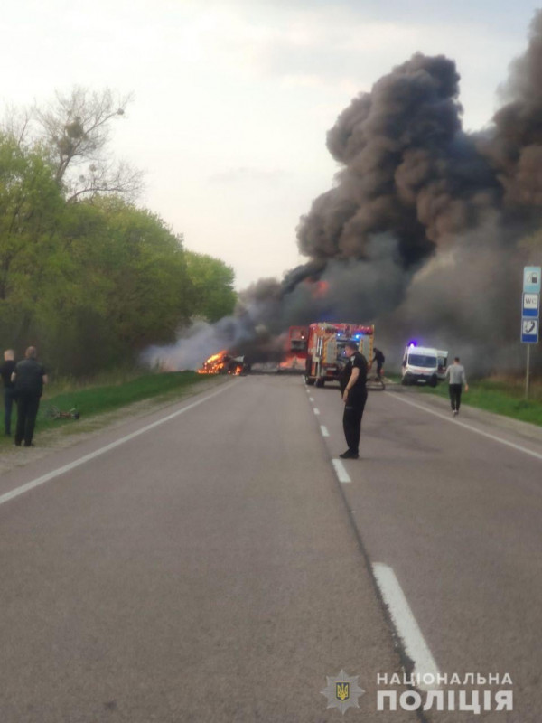 У ДТП на Рівненщині зіткнулись автобус та бензовоз, 16 загиблих