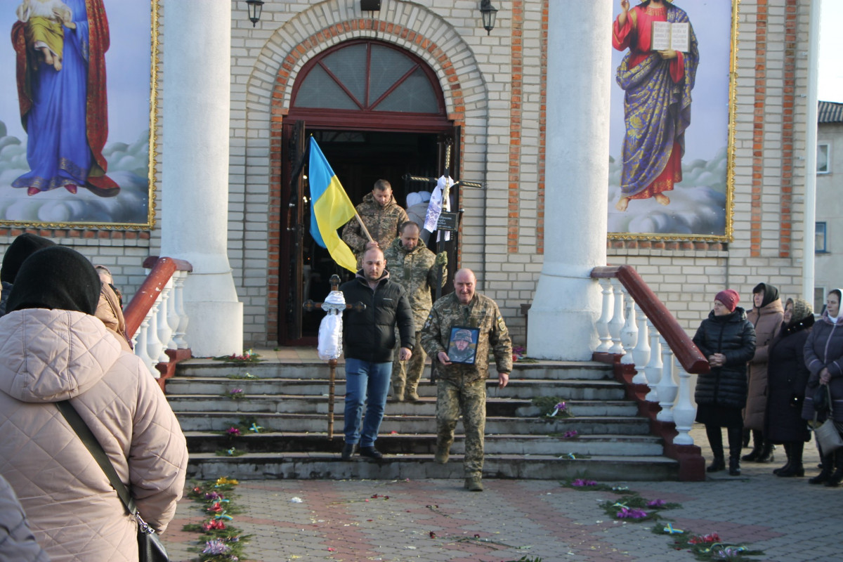 Йому навіки 25 років: на Волині всім селом прощалися з молодим Героєм Богданом Борисюком