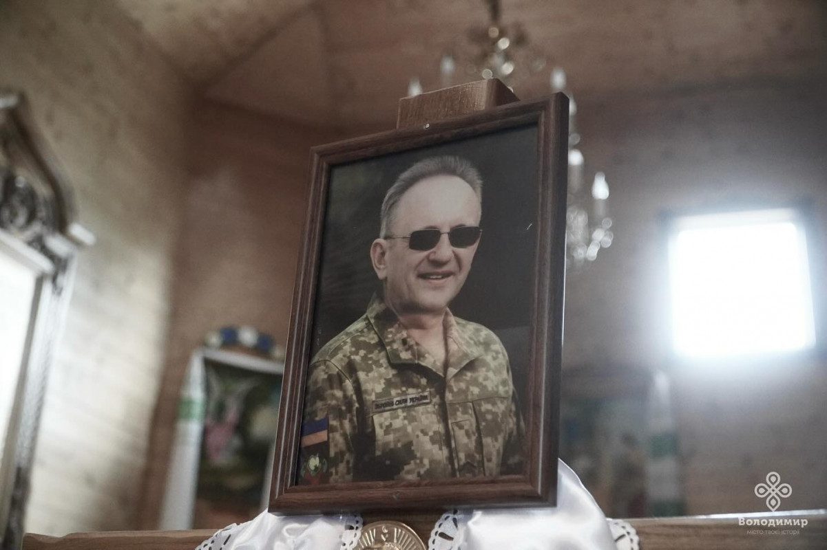 Троє синів, два з яких також мужньо захищають Україну, втратили батька: на Волині попрощалися з Героєм Юрієм Пелехом