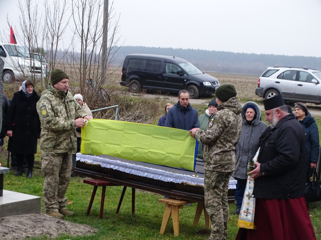 Життя воїна обірвалося на пів слові... Йому назавжди 39: на Волині в останню дорогу провели Героя Дениса Гаврилюка