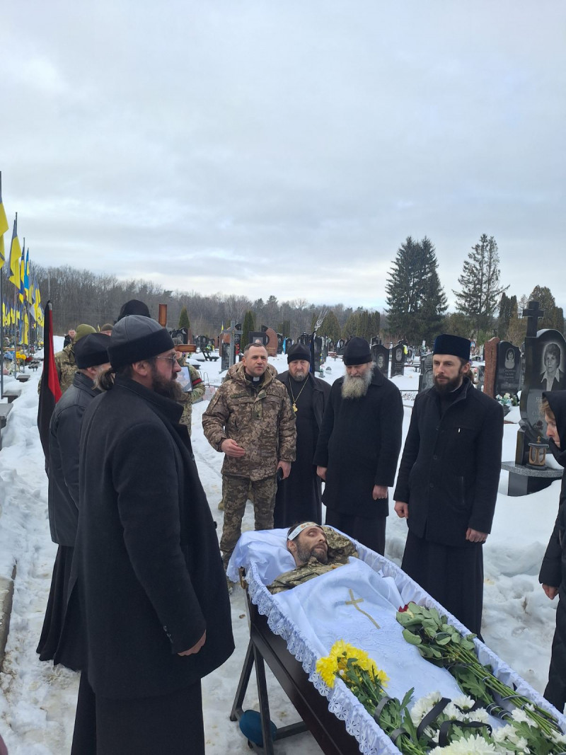 Останній пост прикордонника: жителі громади на Волині на колінах в останню дорогу провели Героя Павла Маєвського