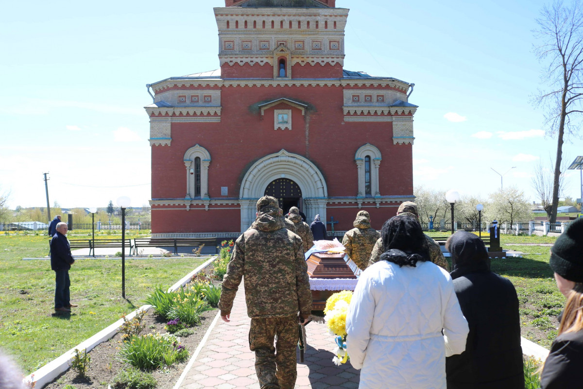 Близько 11 місяців вважався зниклим безвісти: на Волині попрощалися із захисником Василем Фаринюком