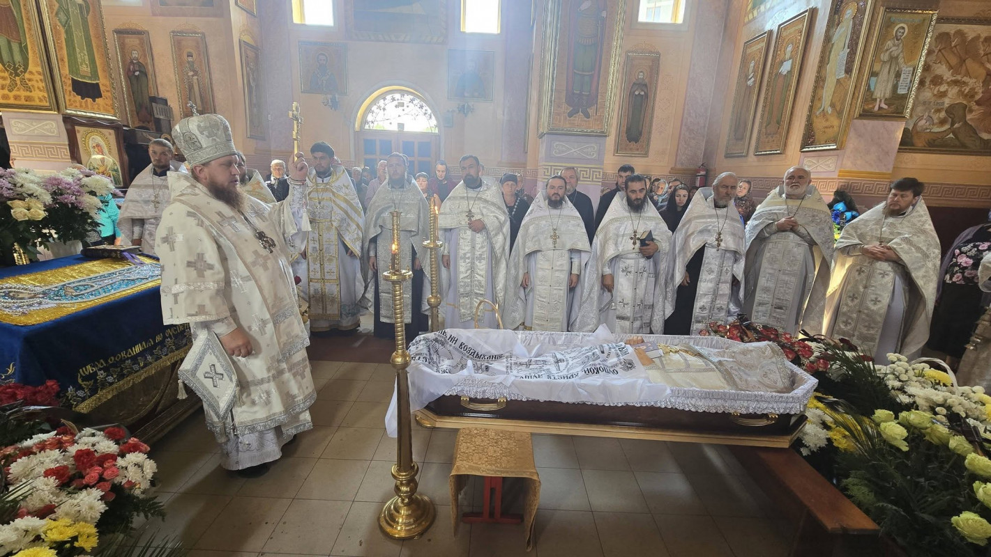 Залишилося двоє дітей: у Луцьку прощалися із священником