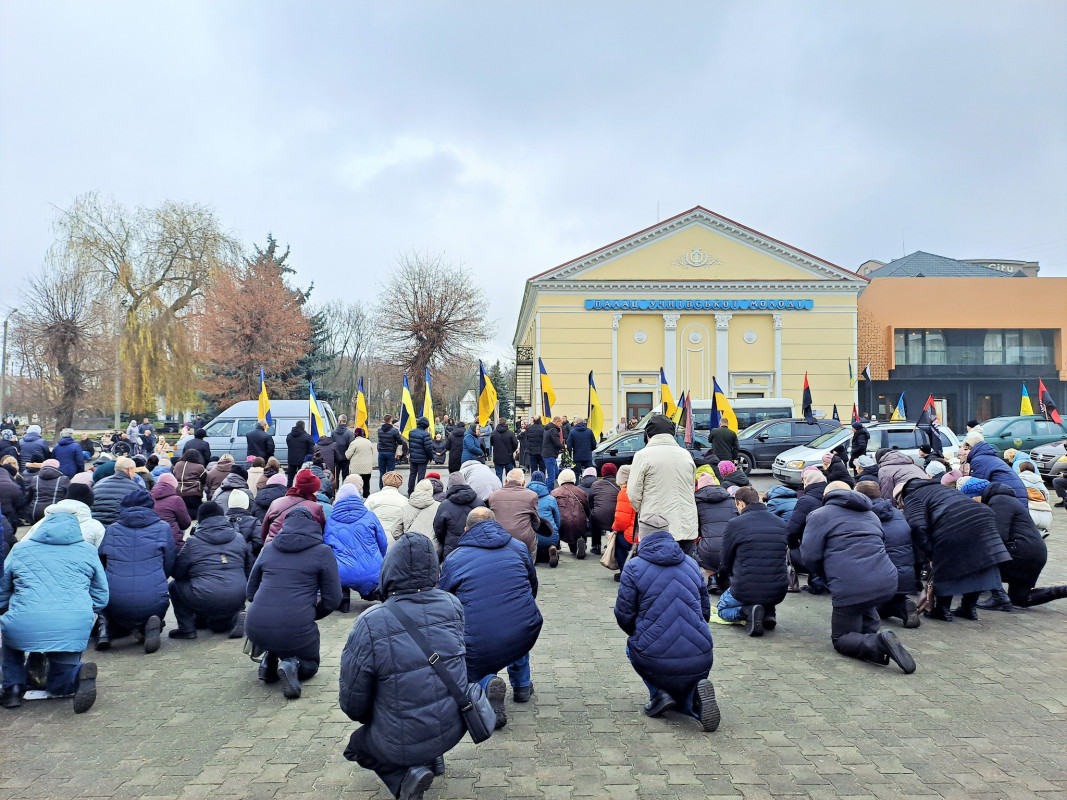 Коровай ділили на кладовищі: у Ковелі в останню путь провели 18-річного Героя Дмитра Приймачука
