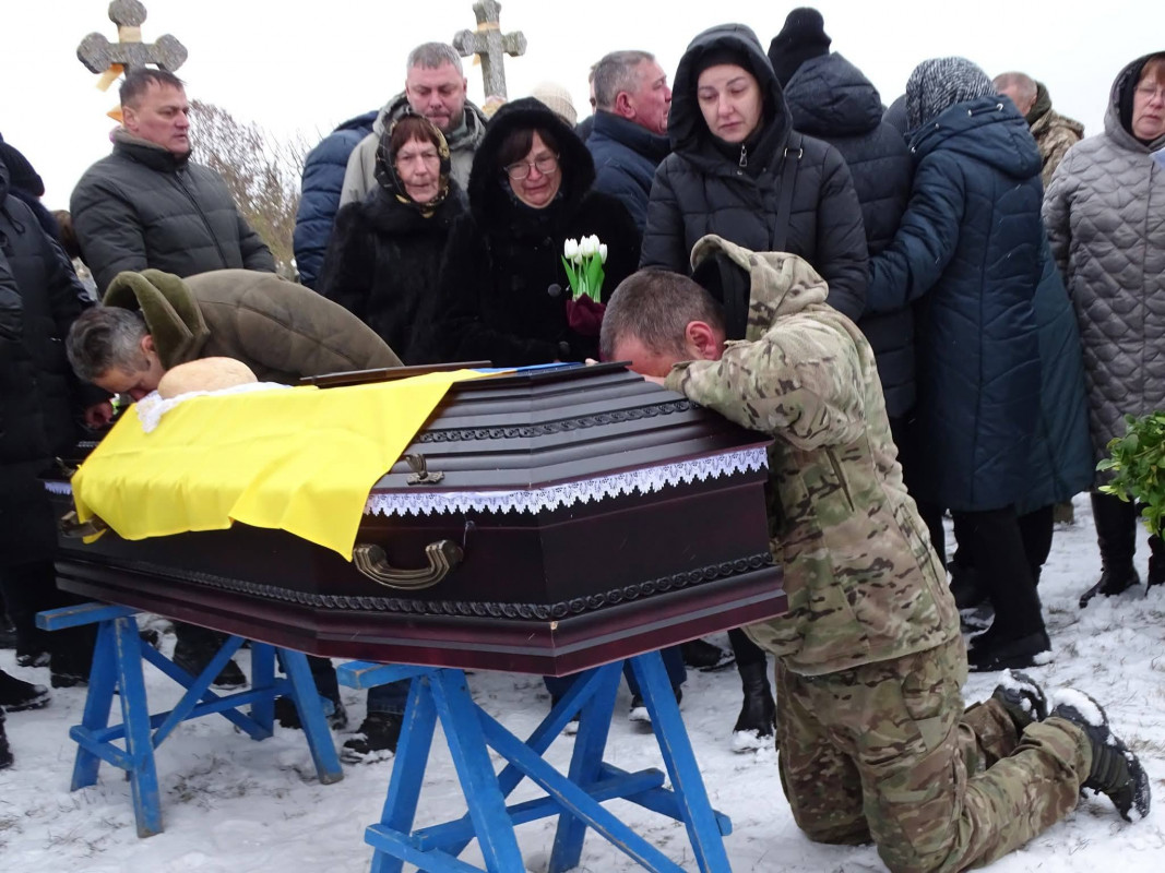 Повернувся додому «на щиті»: волиняни провели на вічний спочинок полеглого капітана Олександра Євтушка