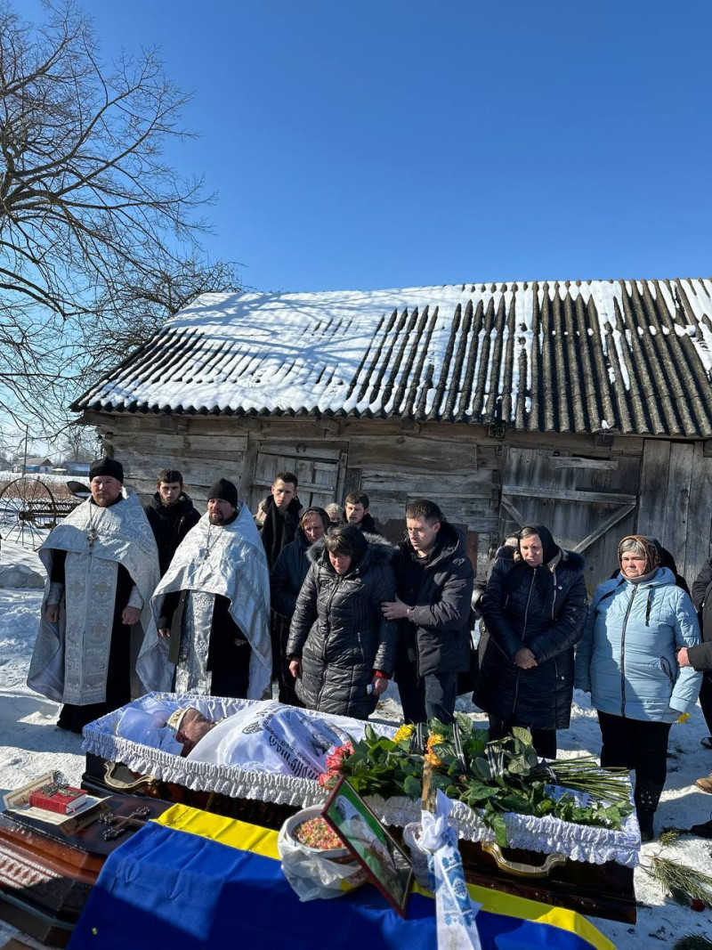 До останнього боровся за життя після важкого поранення: на Волині попрощалися із Героєм, батьком чотирьох синів Олегом Гринюком