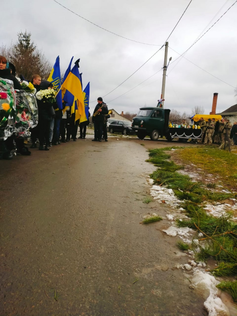 Без чоловіка залишилася дружина і двоє маленьких дітей: на Волині попрощалися із загиблим Героєм Дем’яном Клейзуном