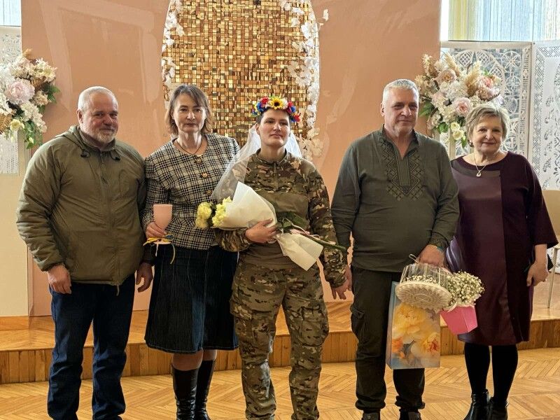 Познайомилися на війні: на Волині командир розвідників одружився з бойовою медикинею