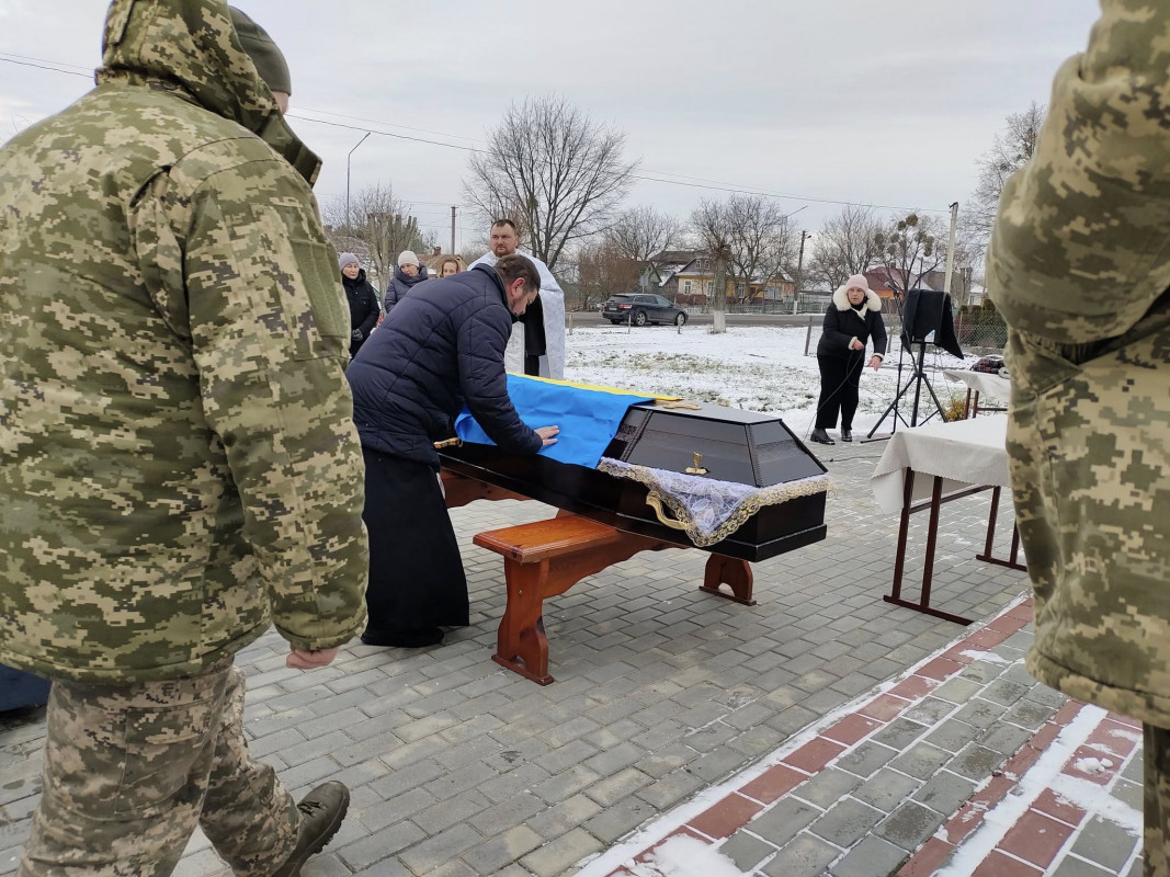 Життя обірвалося у військовій частині: на Волині в останню путь воїна Олега Симоновича