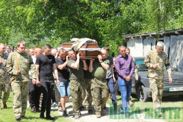 Тиждень не дожив до свого 23-річчя: на Волині поховали Героя