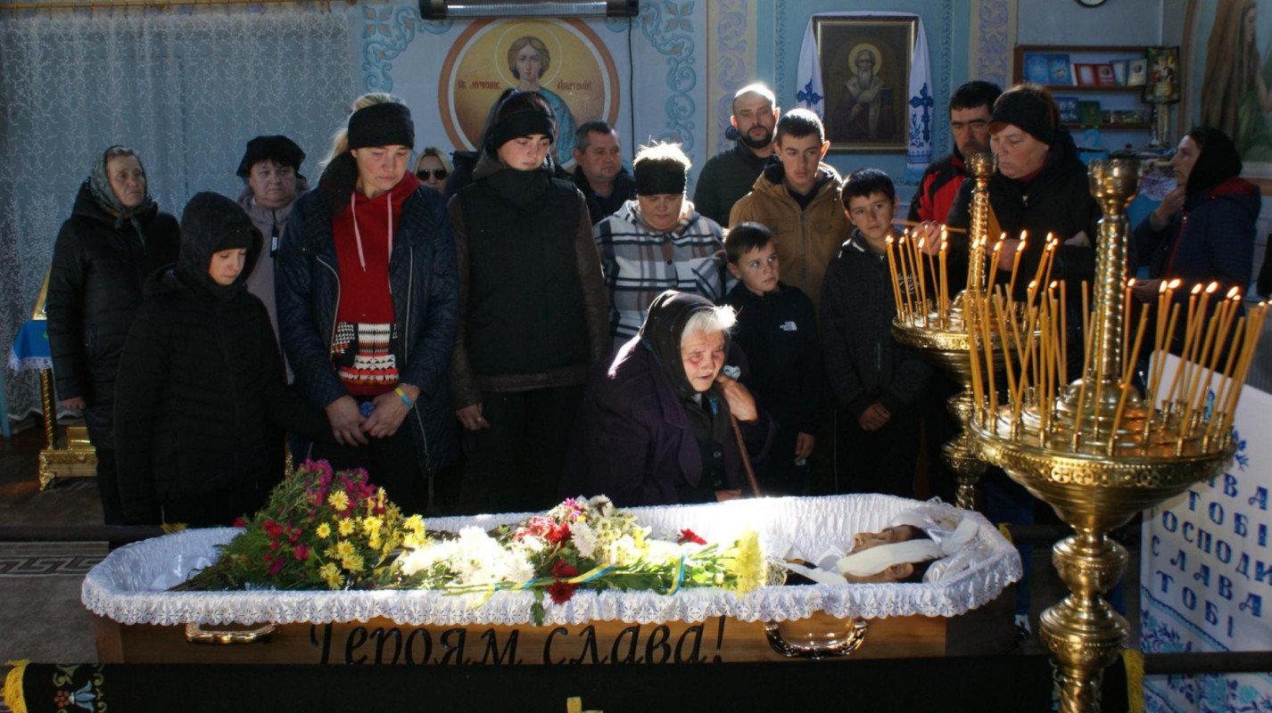«Куди ж ти, сину, йдеш…»: на Волині в останню дорогу провели воїна Сергія Беня