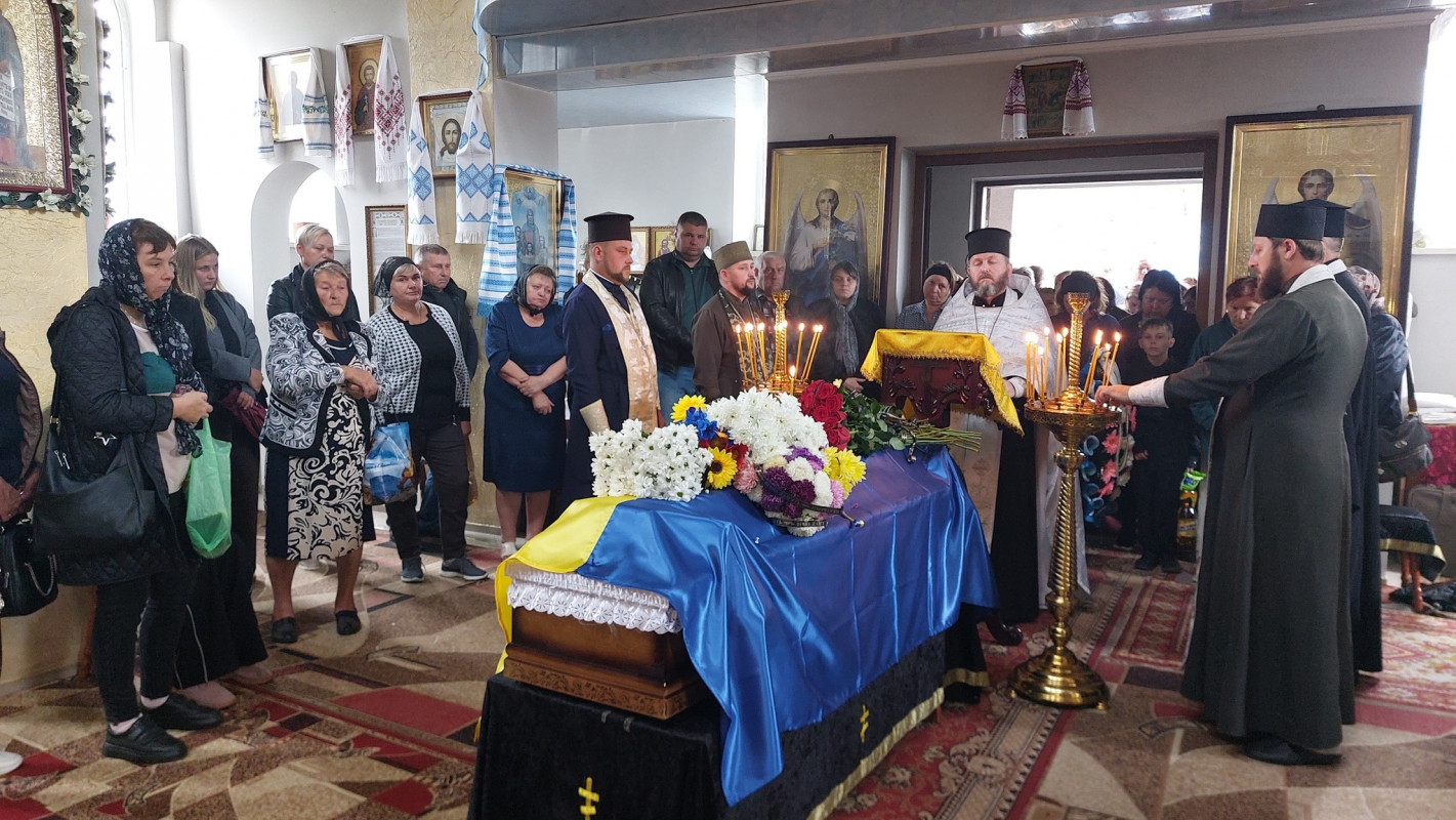 Три місяці боротьби за життя: на Волині провели в останню дорогу захисника Олександра Гуля