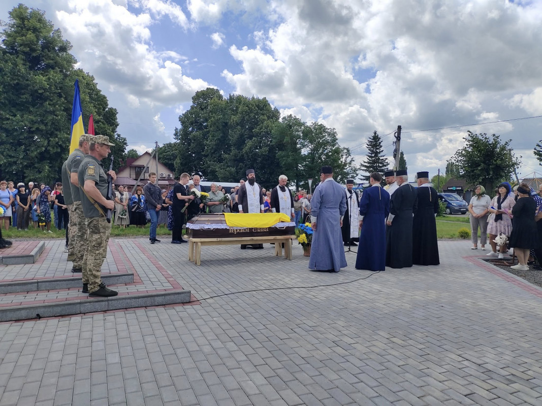 Життя Героя трагічно обірвалося у Курській області: на Волині в останню дорогу провели Віктора Кревського