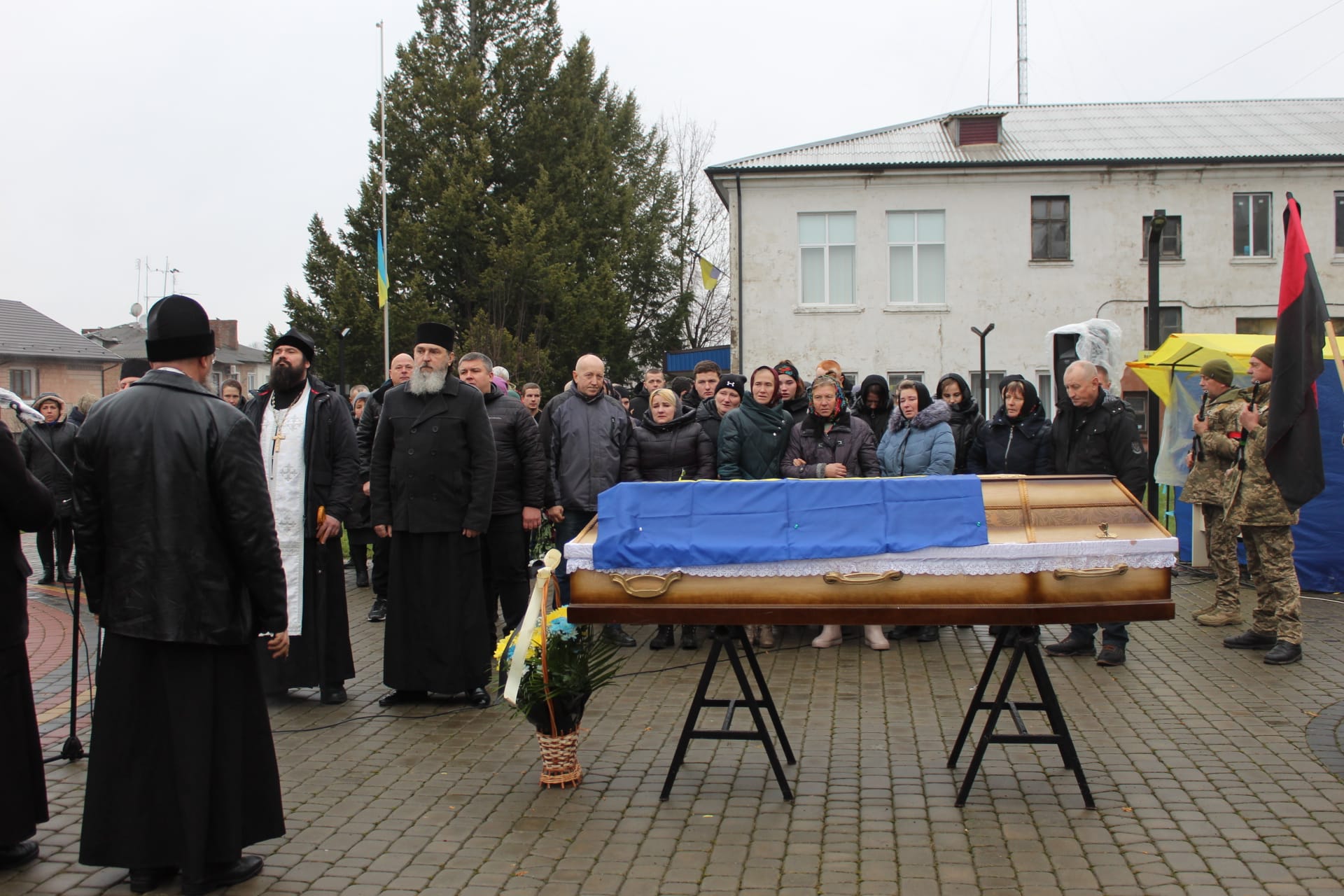 Серце пережило війну, а зупинилося вдома: на Волині попрощалися із померлим воїном Анатолієм Ковальчуком