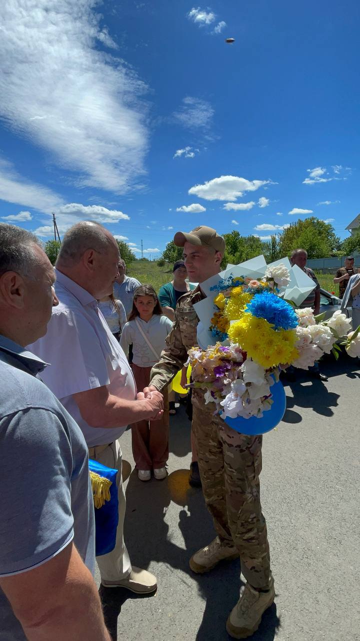 Зі сльозами радості та прапорами: на Волині емоційно зустріли звільненого з полону воїна Вадима Яковського