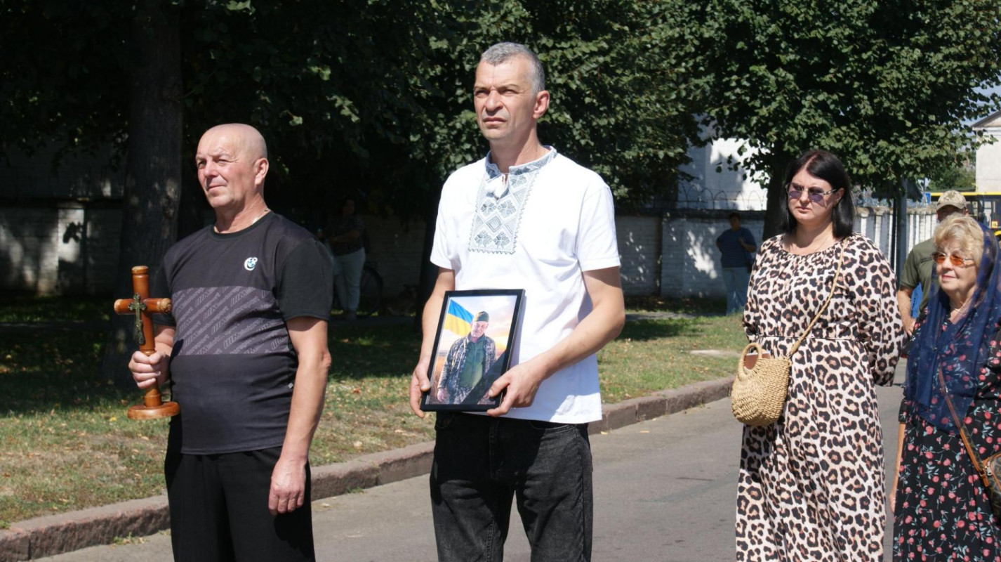 Не встиг натішитися першою онучкою: на Волині провели в останню дорогу воїна Олексія Калюха